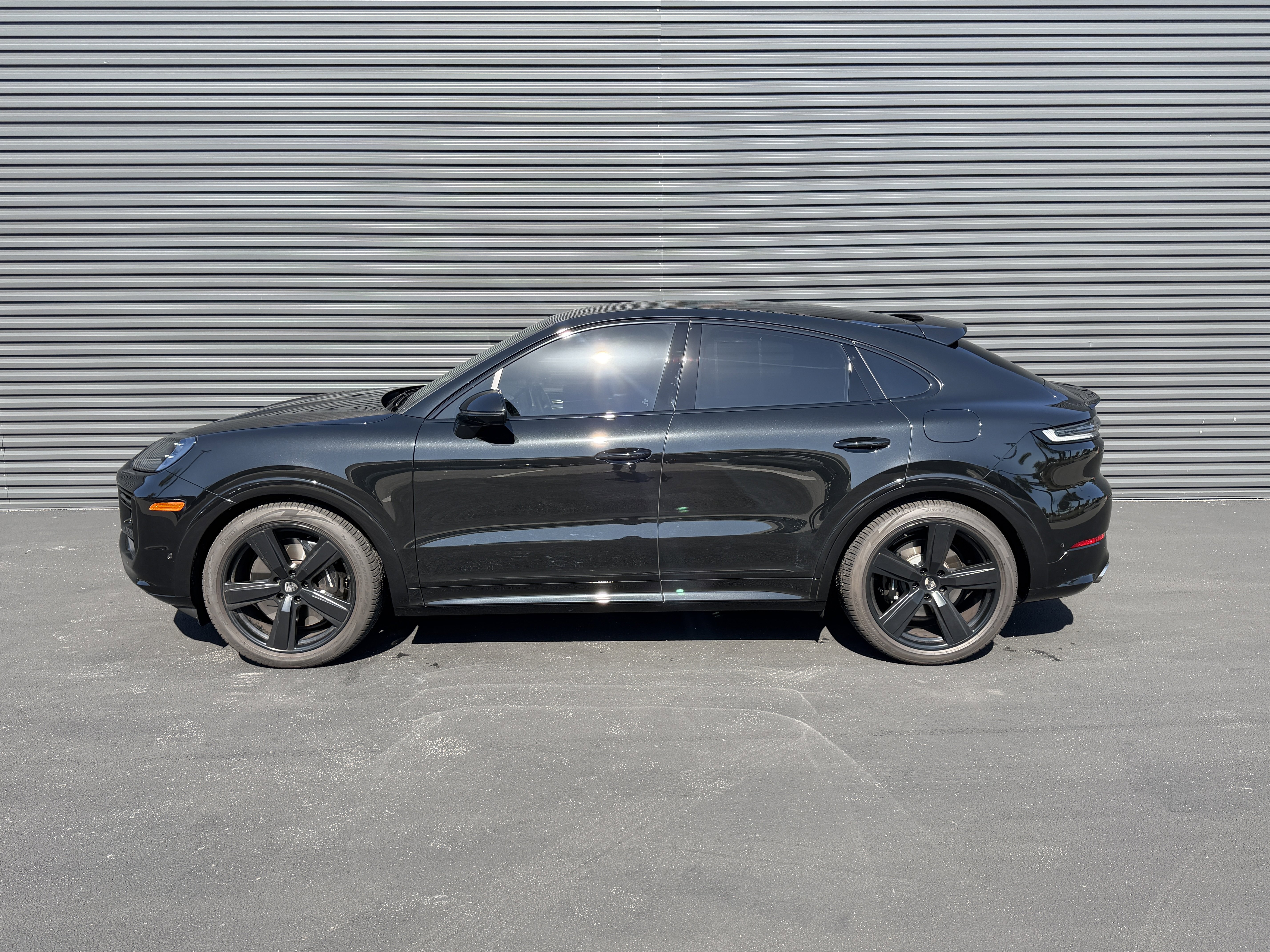 Used 2025 Porsche Cayenne Turbo image 2