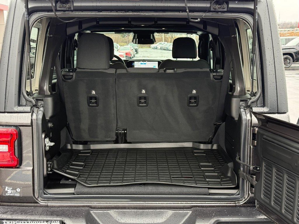 Used 2025 Jeep Wrangler Unlimited Rubicon w/ Safety Group image 4