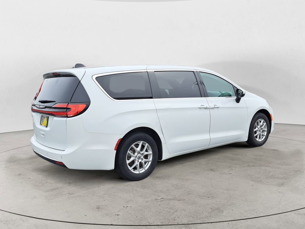 Used 2023 Chrysler Pacifica Touring-L image 3