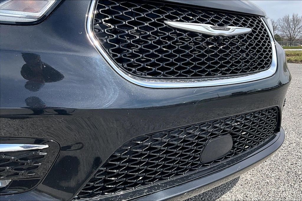 Used 2023 Chrysler Pacifica Touring-L image 29