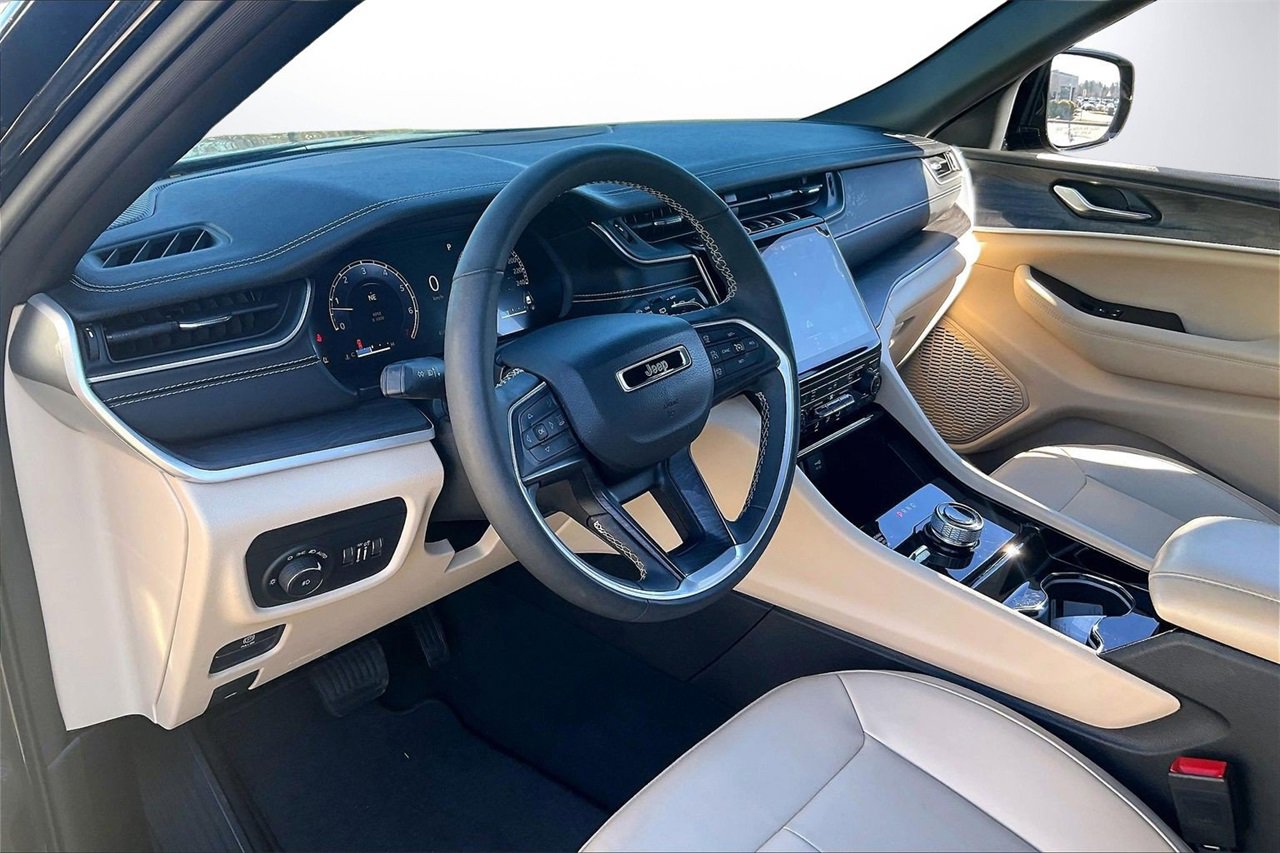 Used 2023 Jeep Grand Cherokee Limited w/ Black Appearance Package image 19