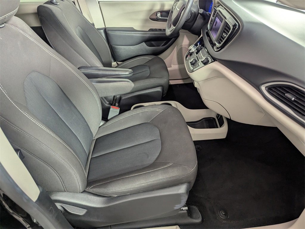Used 2023 Chrysler Voyager LX image 34