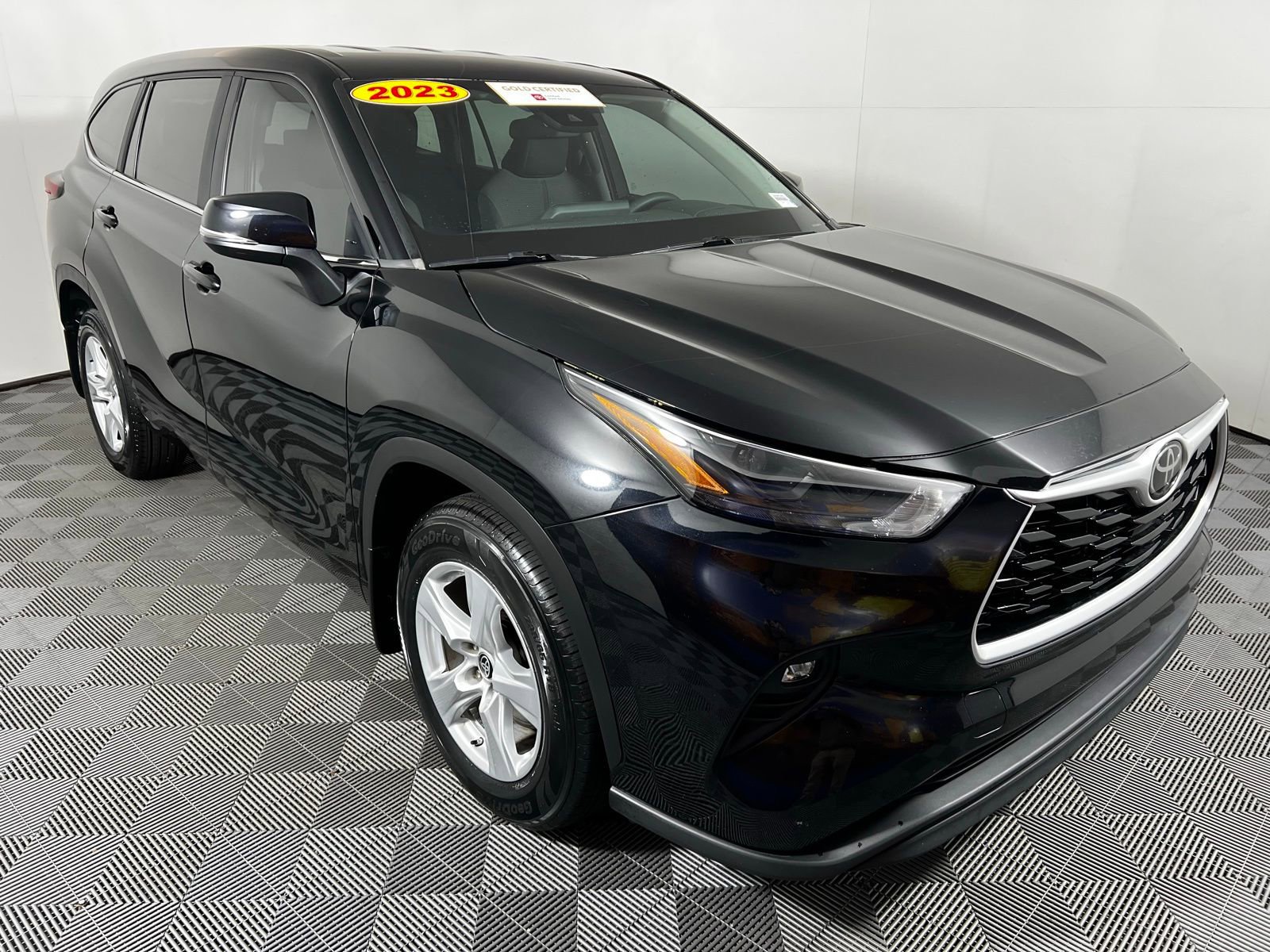 Certified 2023 Toyota Highlander LE image 3