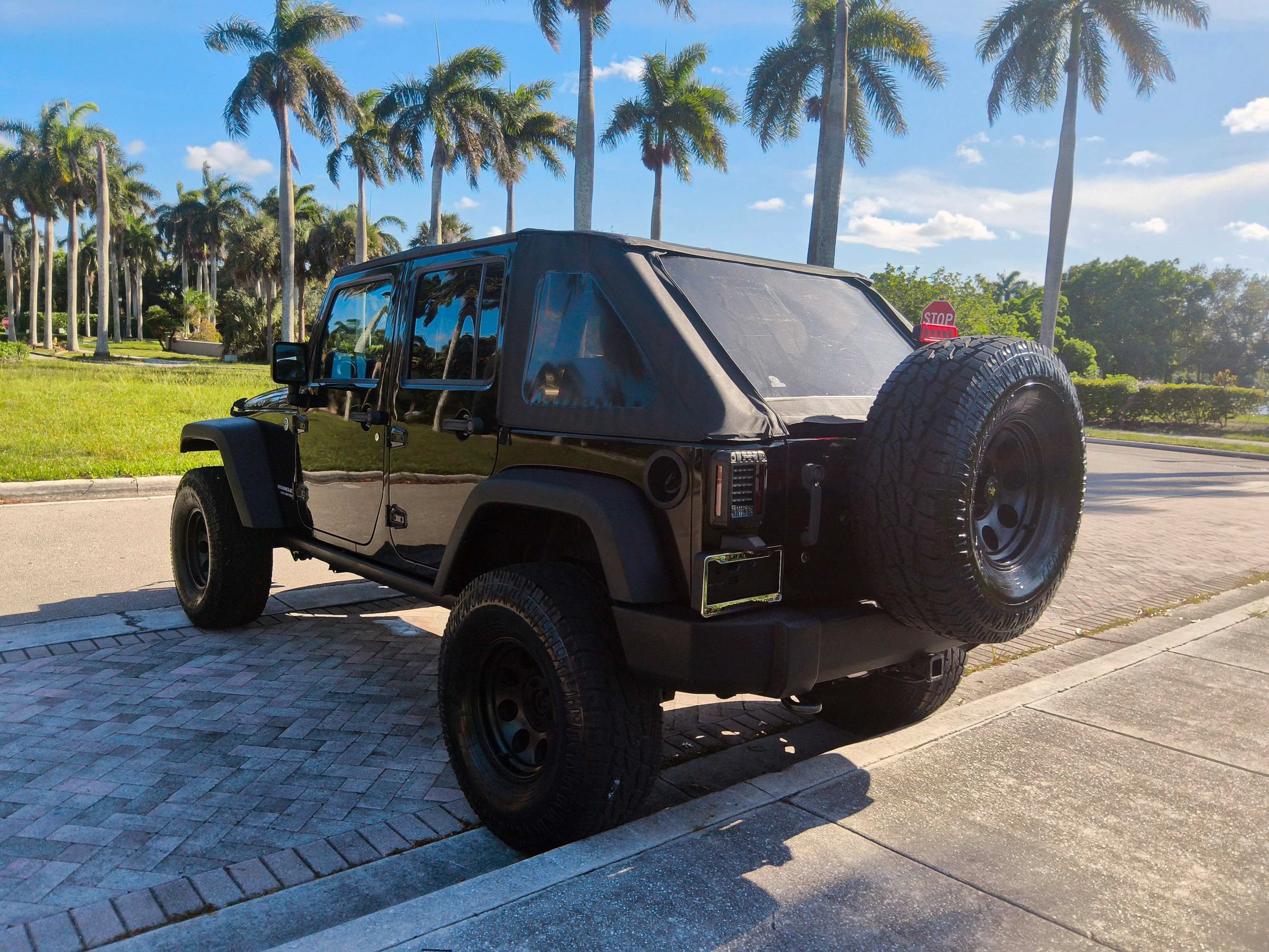 Used 2014 Jeep Wrangler Unlimited Rubicon w/ Connectivity Group AWD/4WD image 15