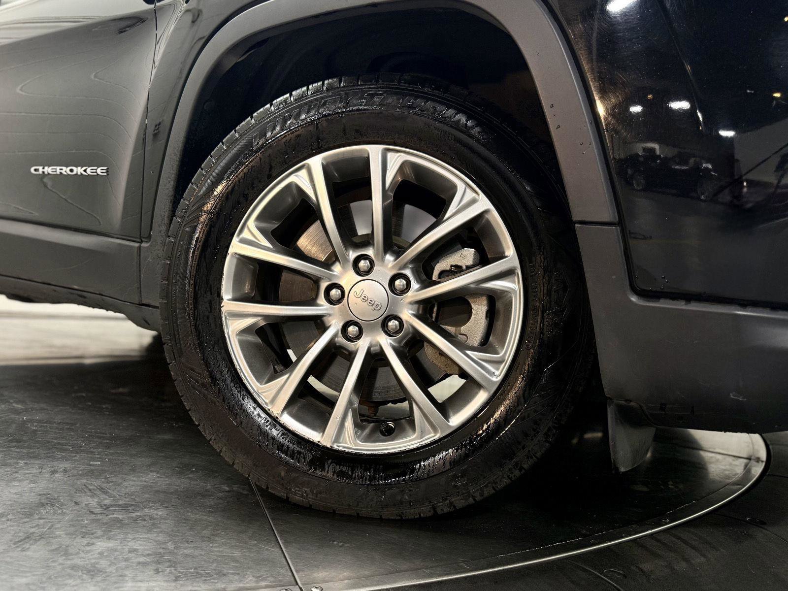 Used 2019 Jeep Cherokee Latitude Plus w/ Cold Weather Group image 10