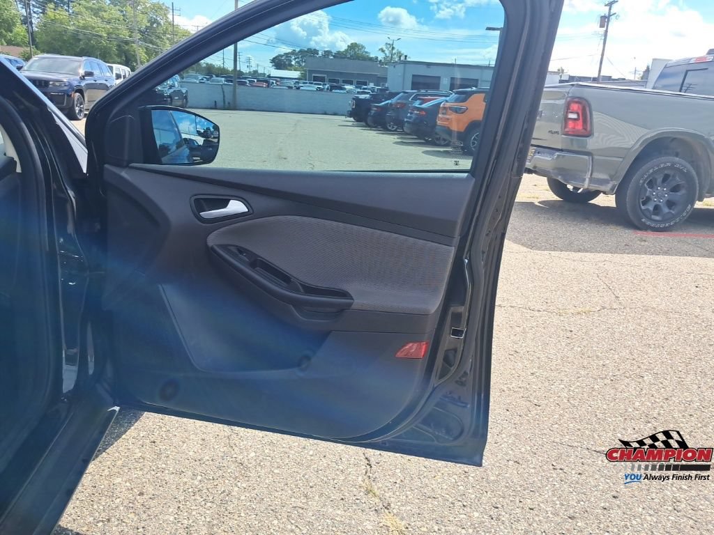 Used 2013 Ford Focus SE w/ SE Winter Pkg FWD image 19