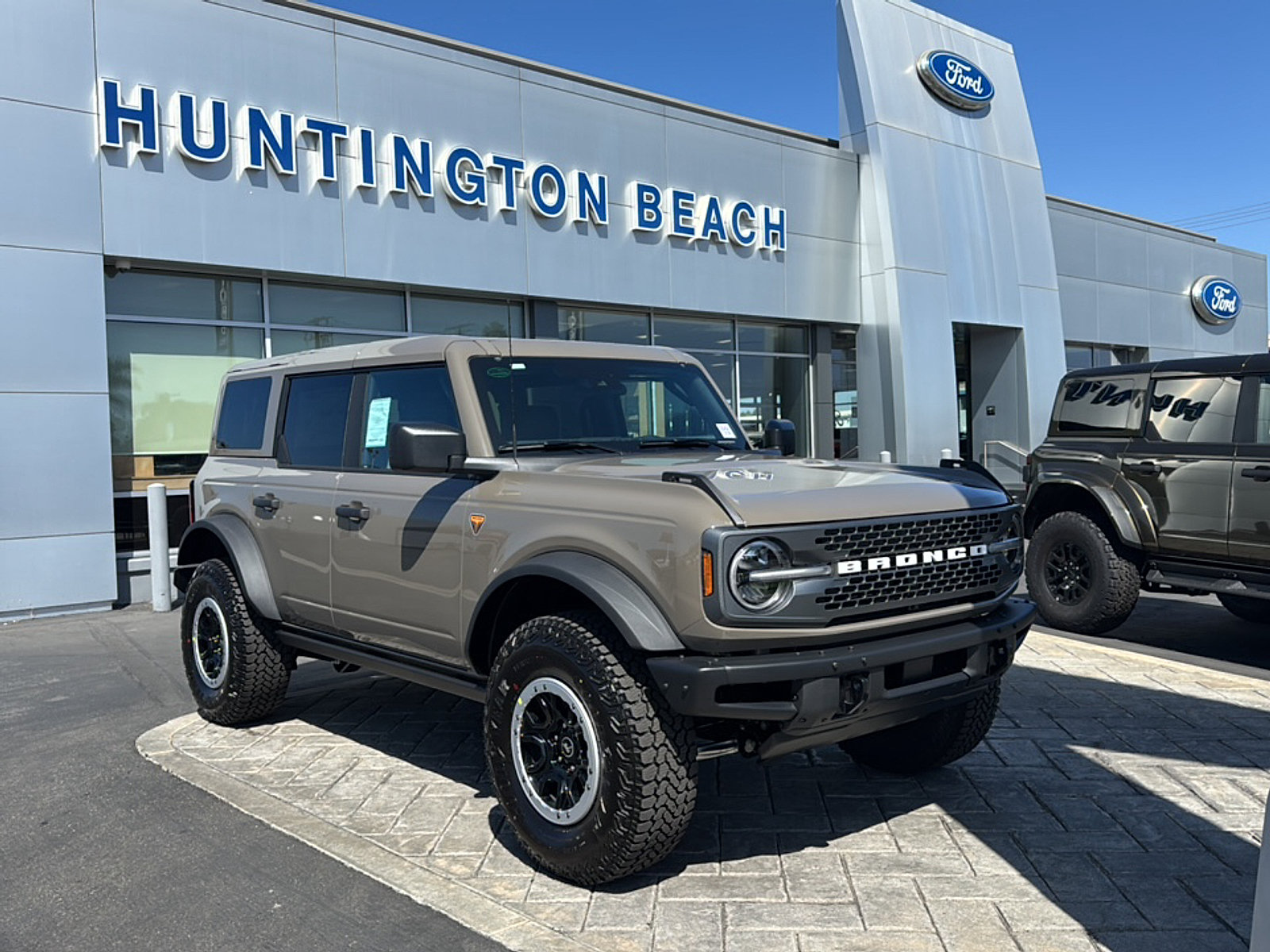 New 2026 Ford Bronco Badlands w/ Sasquatch Package AWD/4WD image 1