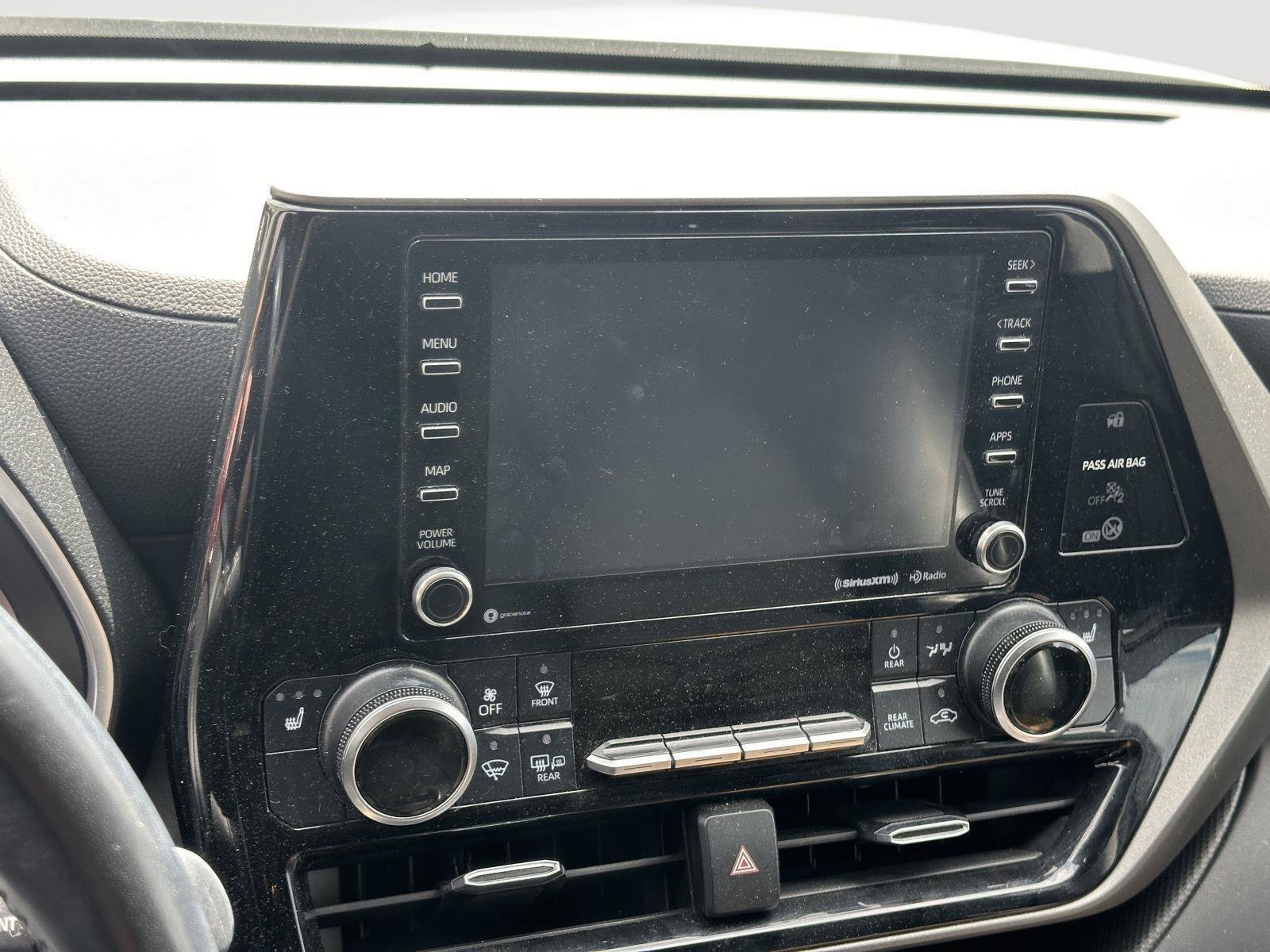 Used 2020 Toyota Highlander XLE FWD image 11