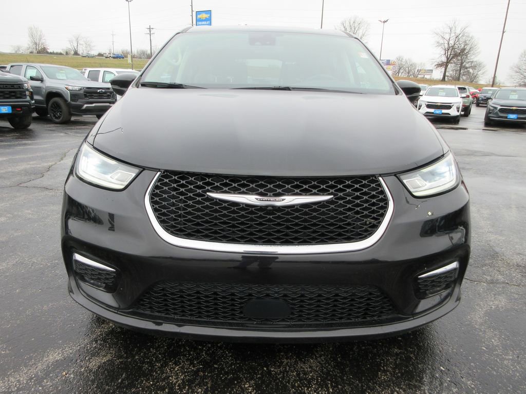 Used 2023 Chrysler Pacifica Touring-L image 8