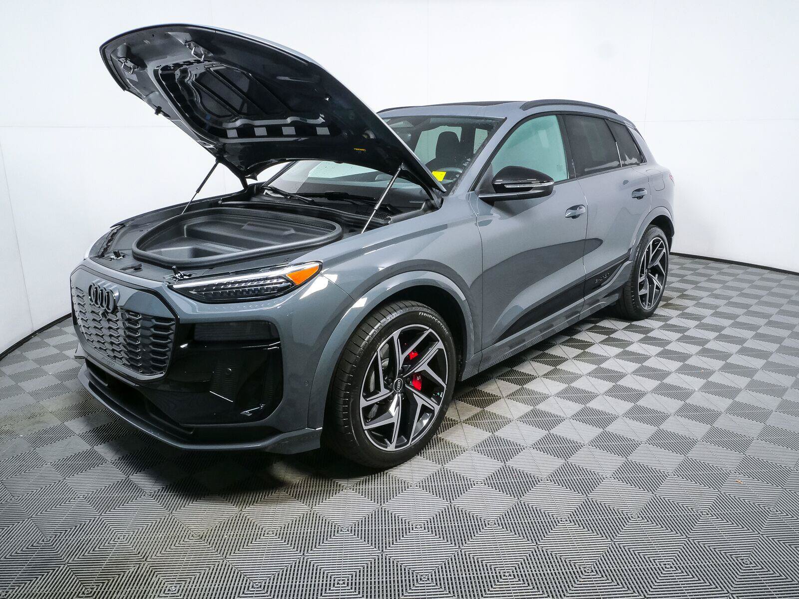 Used 2025 Audi SQ6 e-tron Prestige w/ 21" Black Optic Wheel Package AWD/4WD image 34