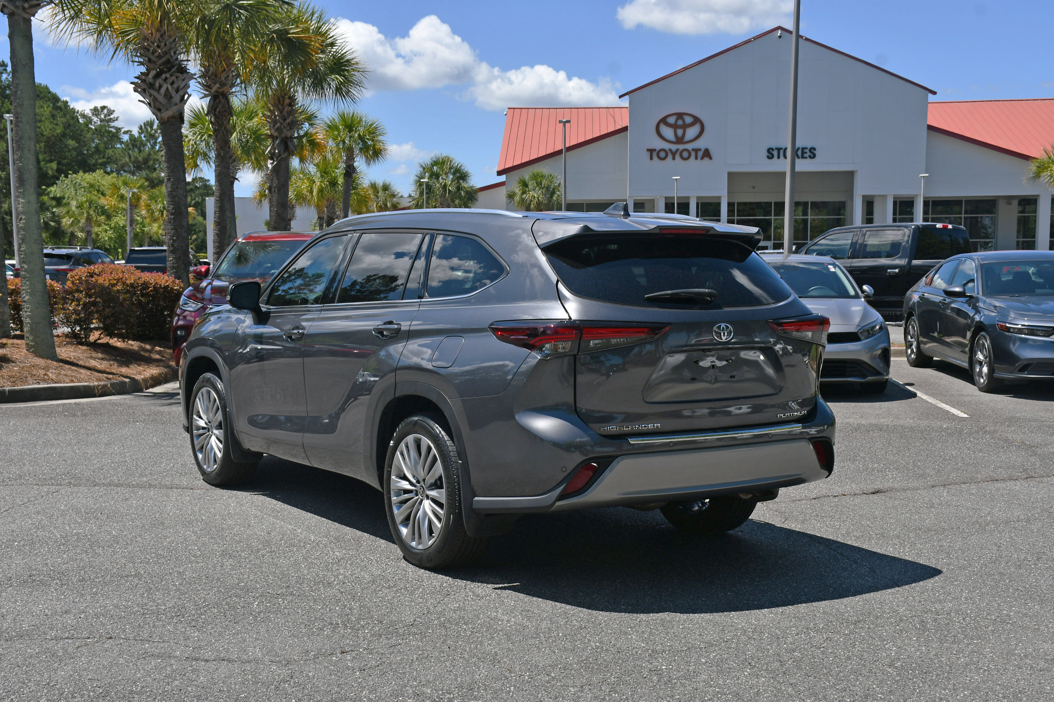 Certified 2024 Toyota Highlander Platinum FWD image 3