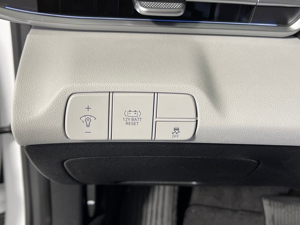 New 2025 Hyundai Elantra Limited image 29