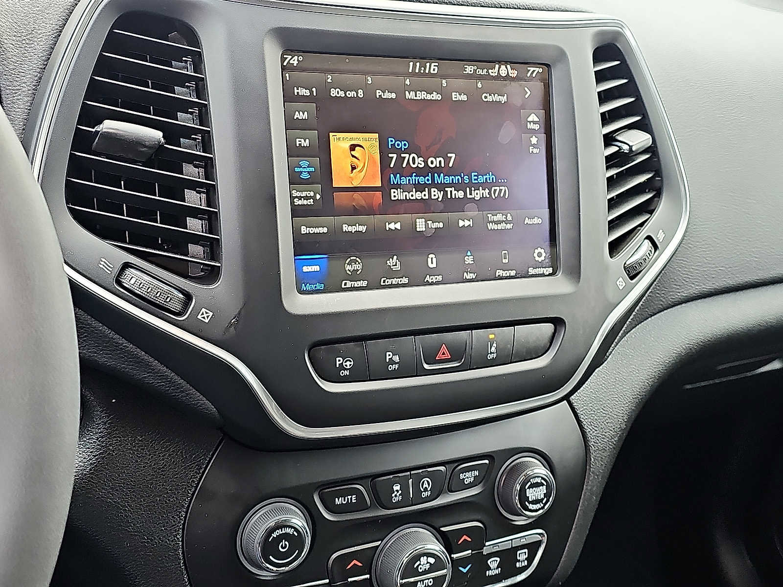 Used 2023 Jeep Cherokee Altitude Lux image 18