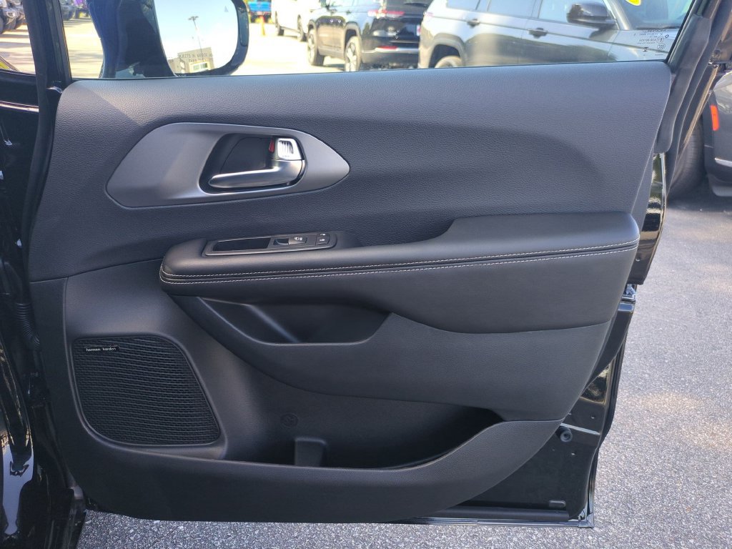 New 2027 Chrysler Pacifica Limited FWD image 35