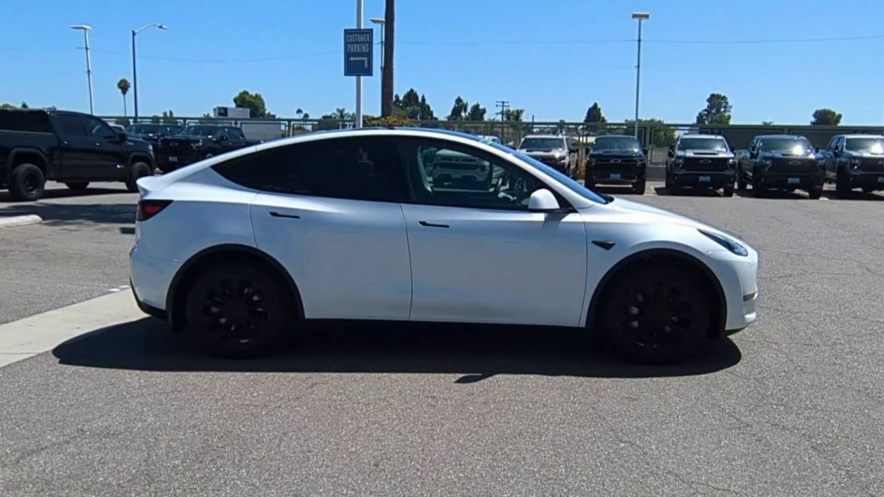 Used 2023 Tesla Model Y Long Range AWD/4WD image 9