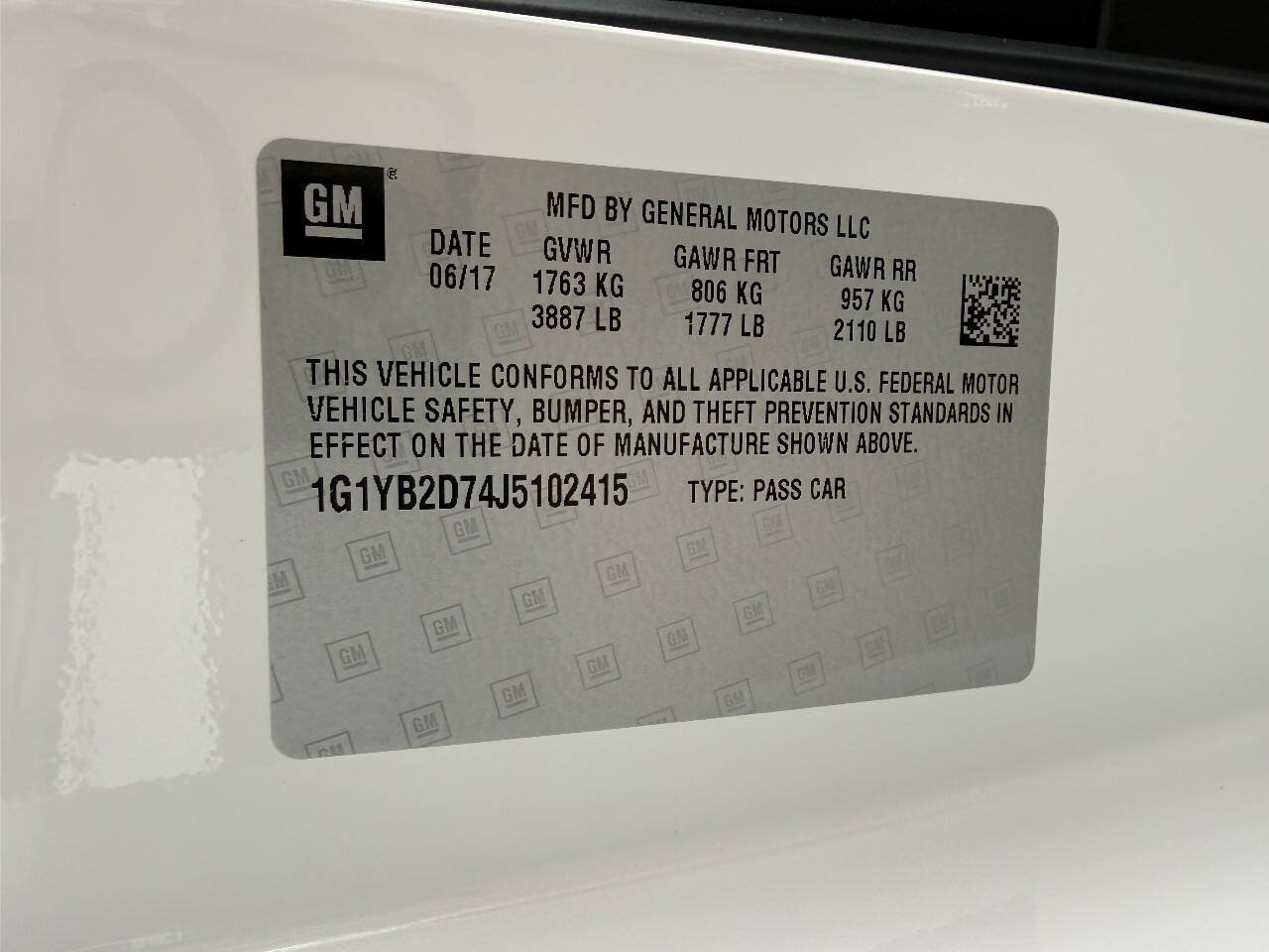 Used 2018 Chevrolet Corvette Stingray Coupe w/ Carbon Flash Badge Package RWD image 37