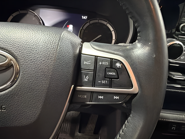 Used 2022 Toyota Highlander XSE FWD image 17