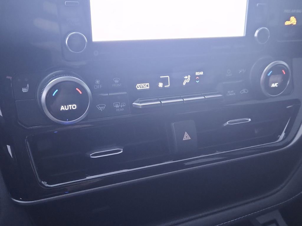 Used 2020 Toyota Highlander XLE AWD/4WD image 18