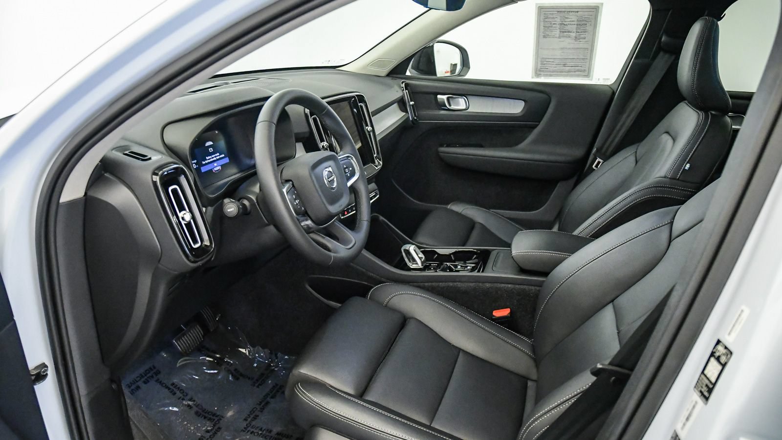 Certified 2026 Volvo XC40 B5 Plus AWD/4WD image 17