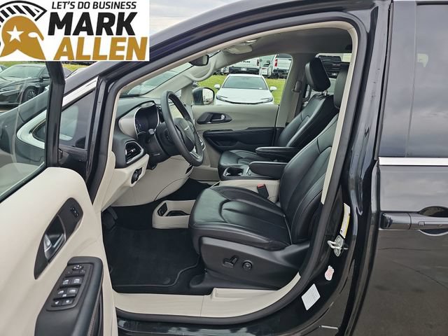 Used 2023 Chrysler Pacifica Touring-L FWD image 18