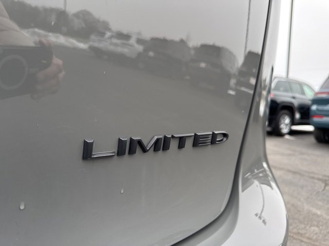 Used 2025 Chrysler Pacifica Limited image 9