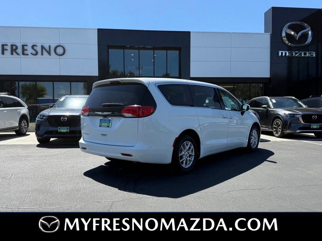 Used 2023 Chrysler Voyager LX FWD image 8