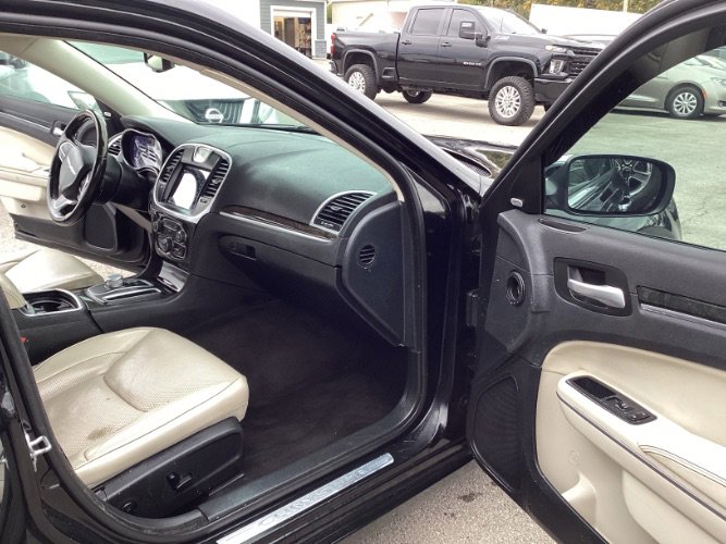Used 2018 Chrysler 300 Limited image 8