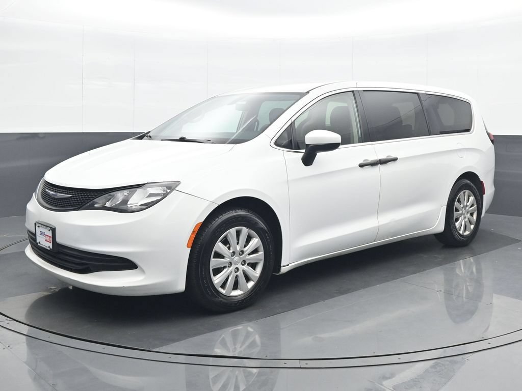 Used 2020 Chrysler Voyager L FWD image 2