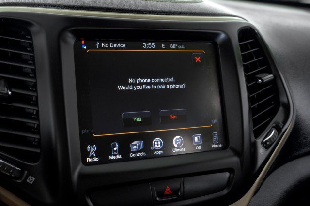 Used 2016 Jeep Cherokee Latitude w/ Cold Weather Group AWD/4WD image 31