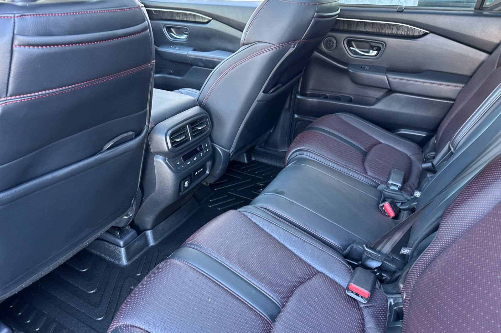 Used 2025 Honda Pilot Black Edition image 15