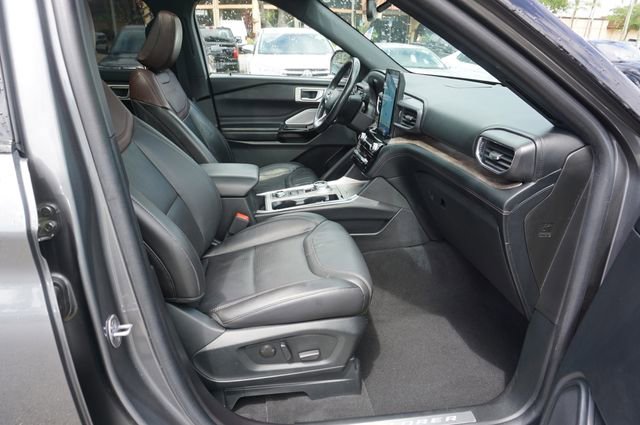 Used 2023 Ford Explorer Platinum w/ Technology Package image 3