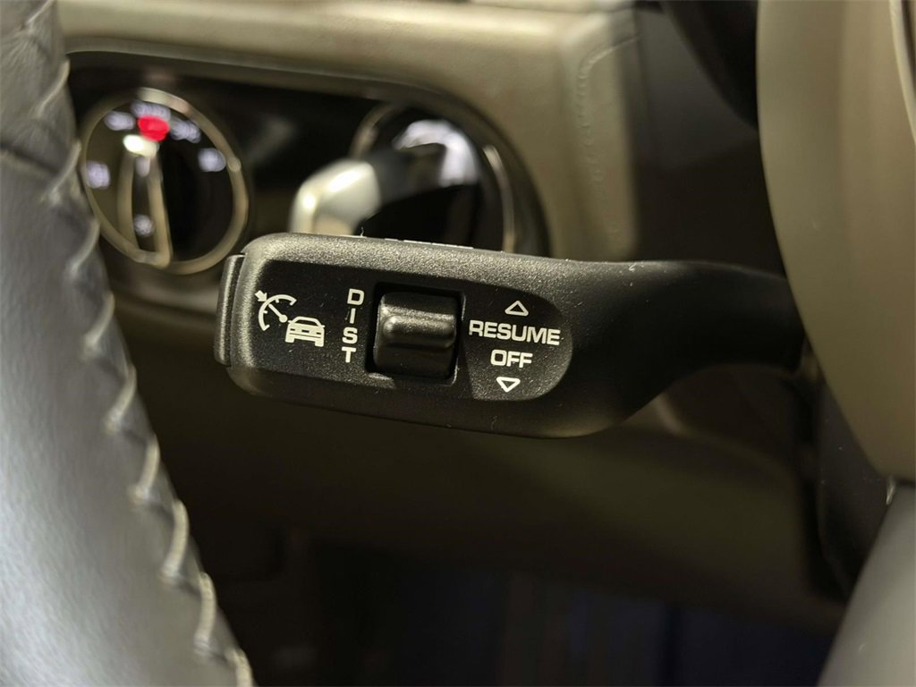 Used 2025 Porsche Macan image 24