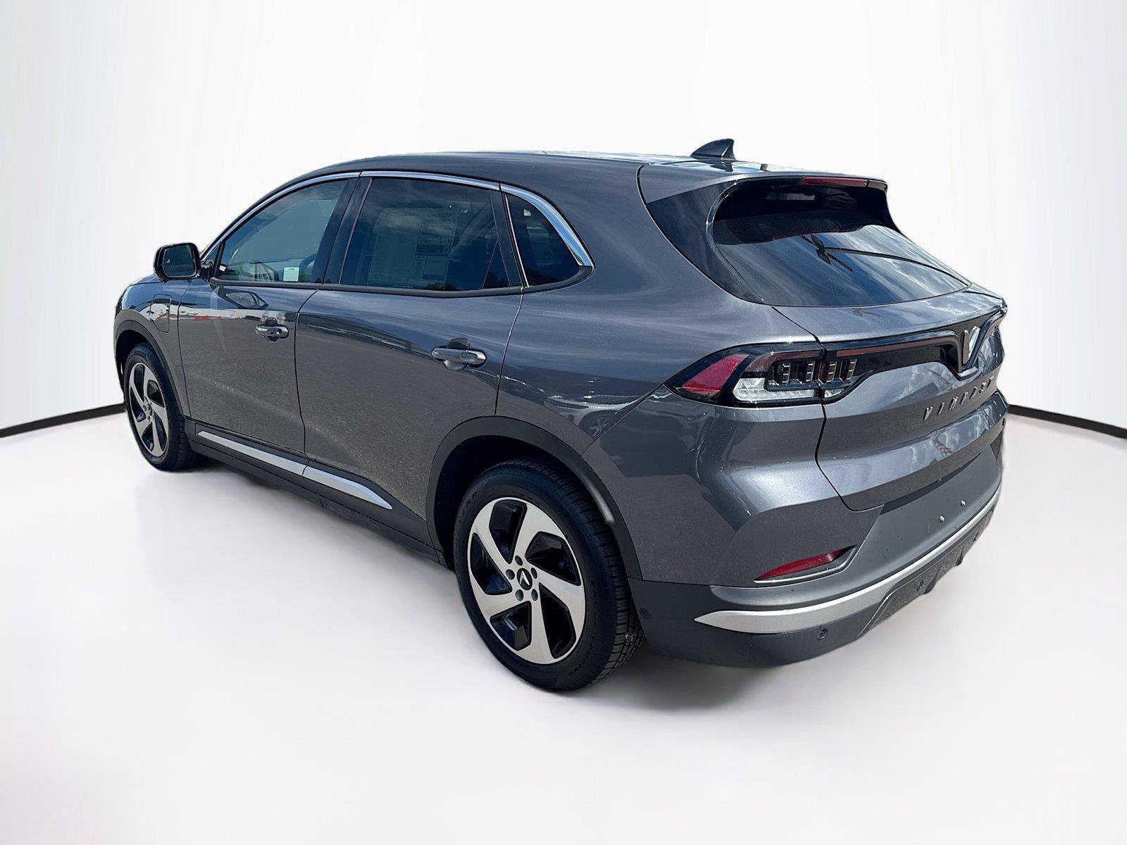 Used 2025 VinFast VF 8 Eco AWD/4WD image 3