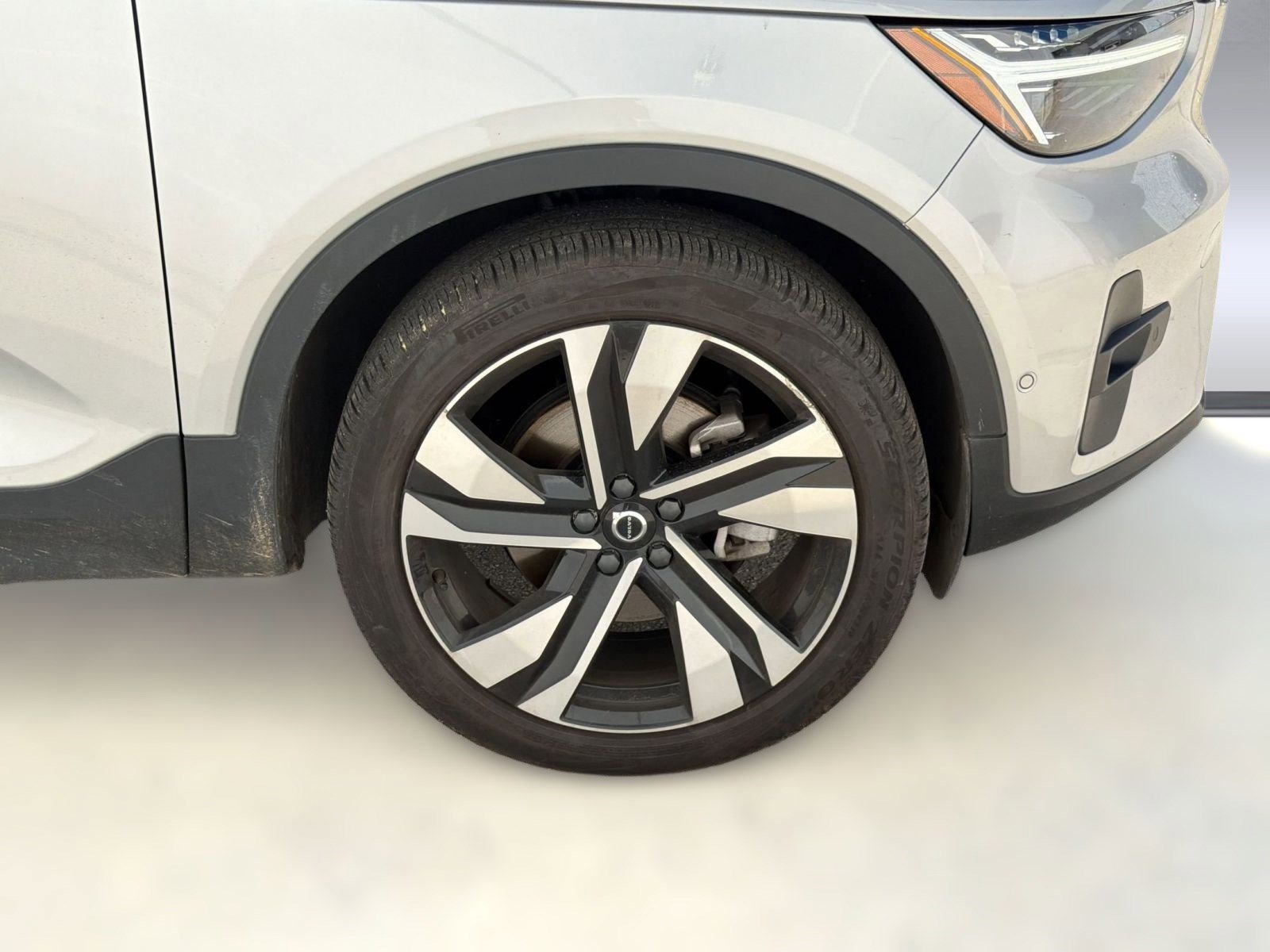 Certified 2023 Volvo XC40 B5 Ultimate w/ Protection Package Premier image 11