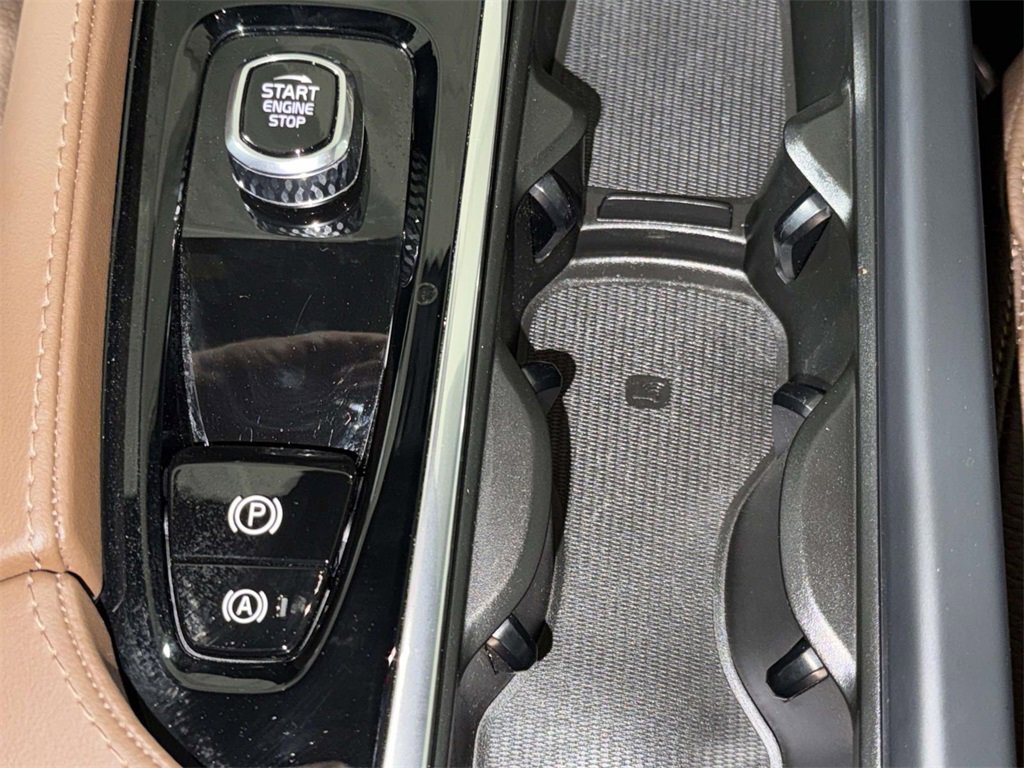 Certified 2025 Volvo XC90 B6 Plus image 23