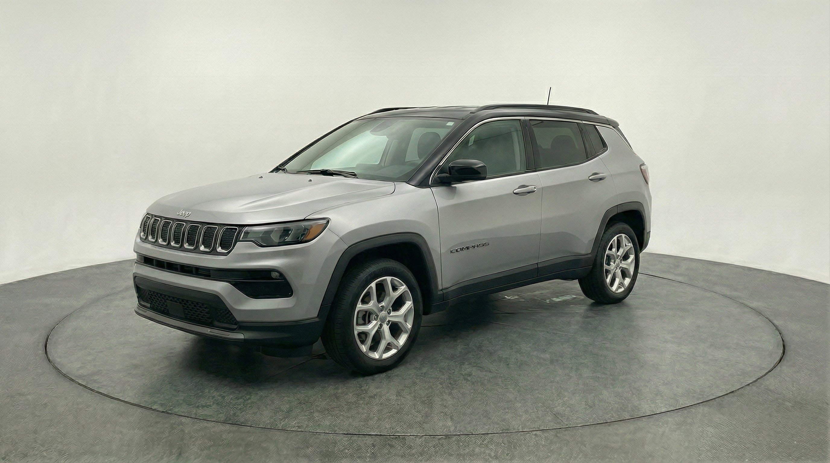 Used 2025 Jeep Compass Latitude AWD/4WD image 3