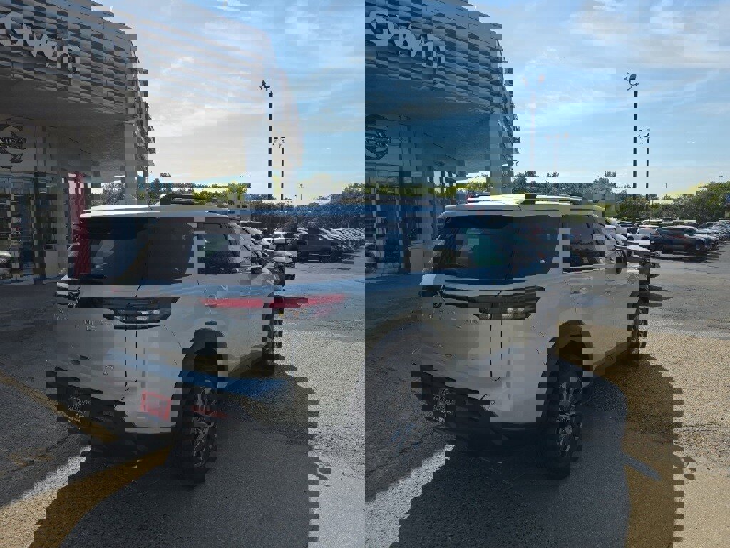 New 2025 Nissan Pathfinder SV image 4