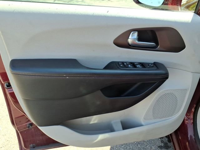 Used 2018 Chrysler Pacifica Touring-L FWD image 18