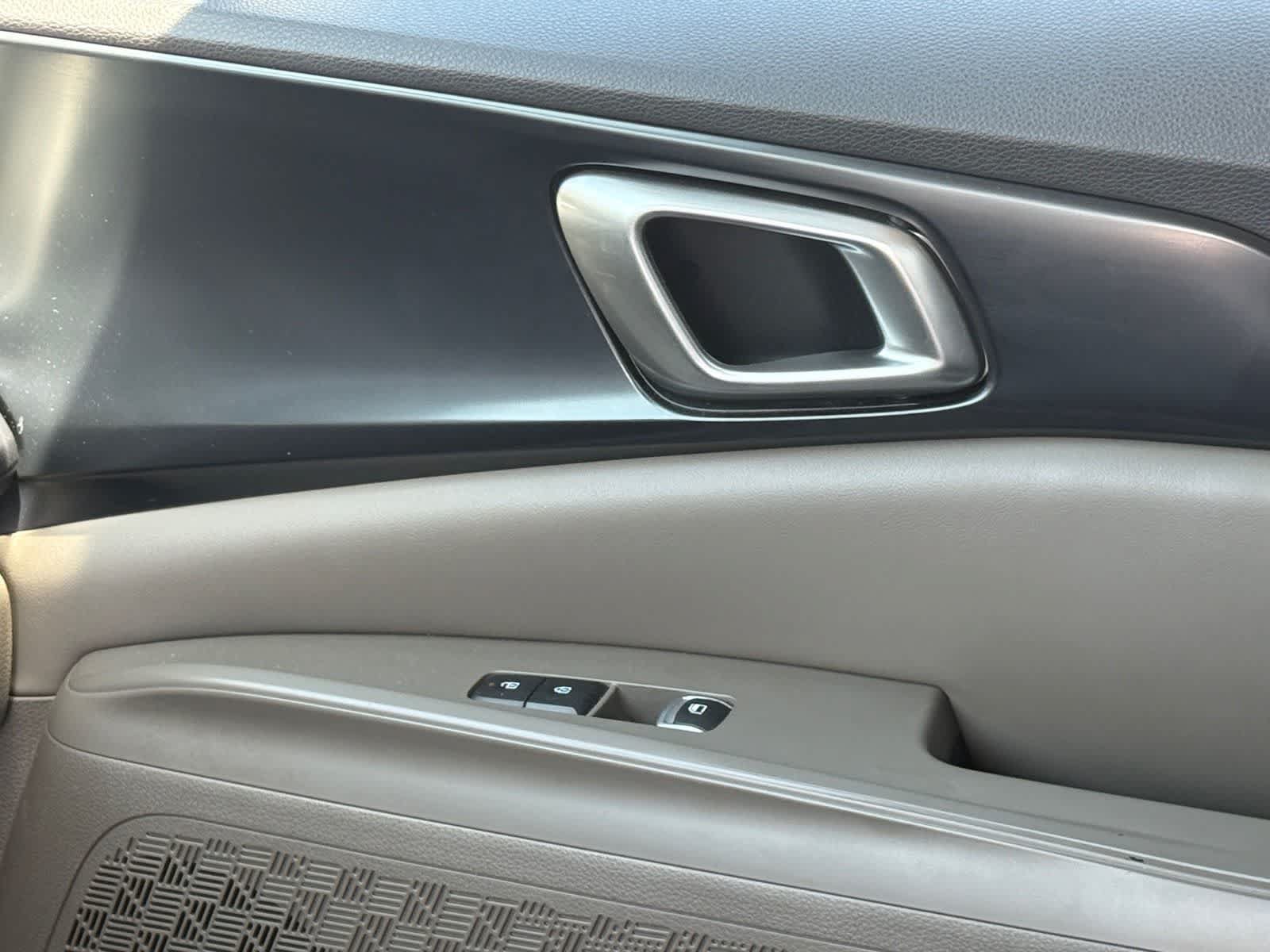 Used 2025 Kia Carnival FWD image 21