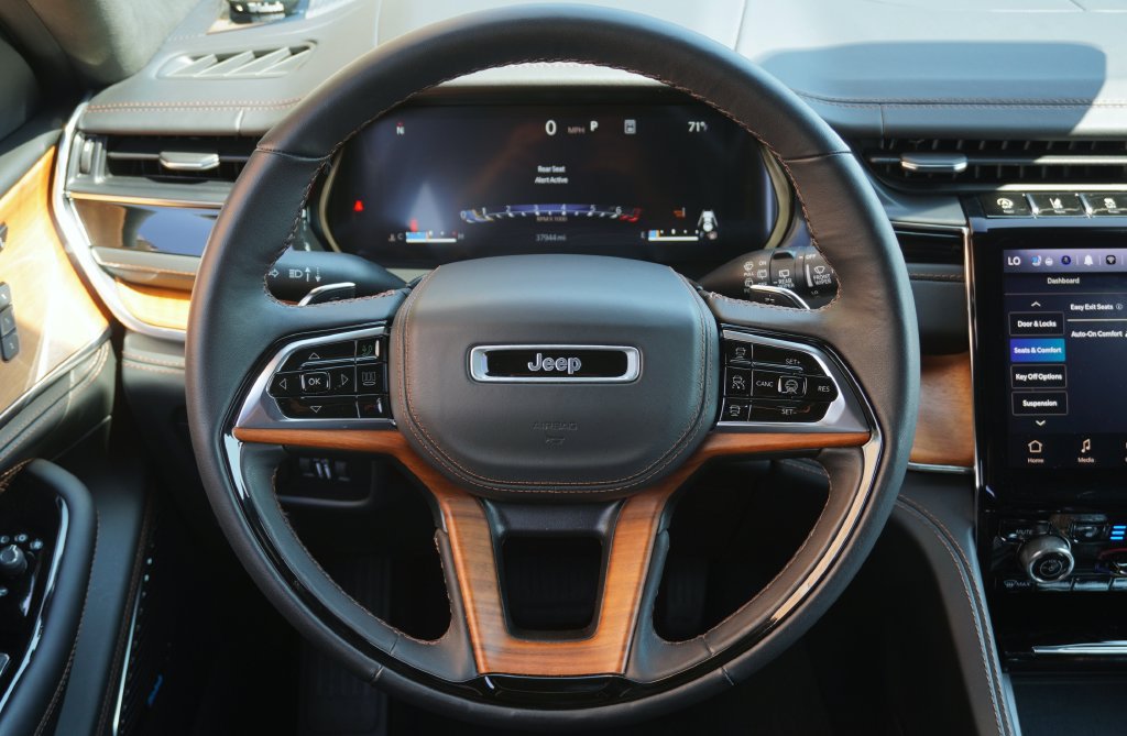 Used 2024 Jeep Grand Cherokee Summit AWD/4WD image 15