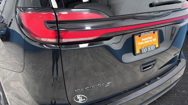 Used 2025 Chrysler Pacifica Limited image 35