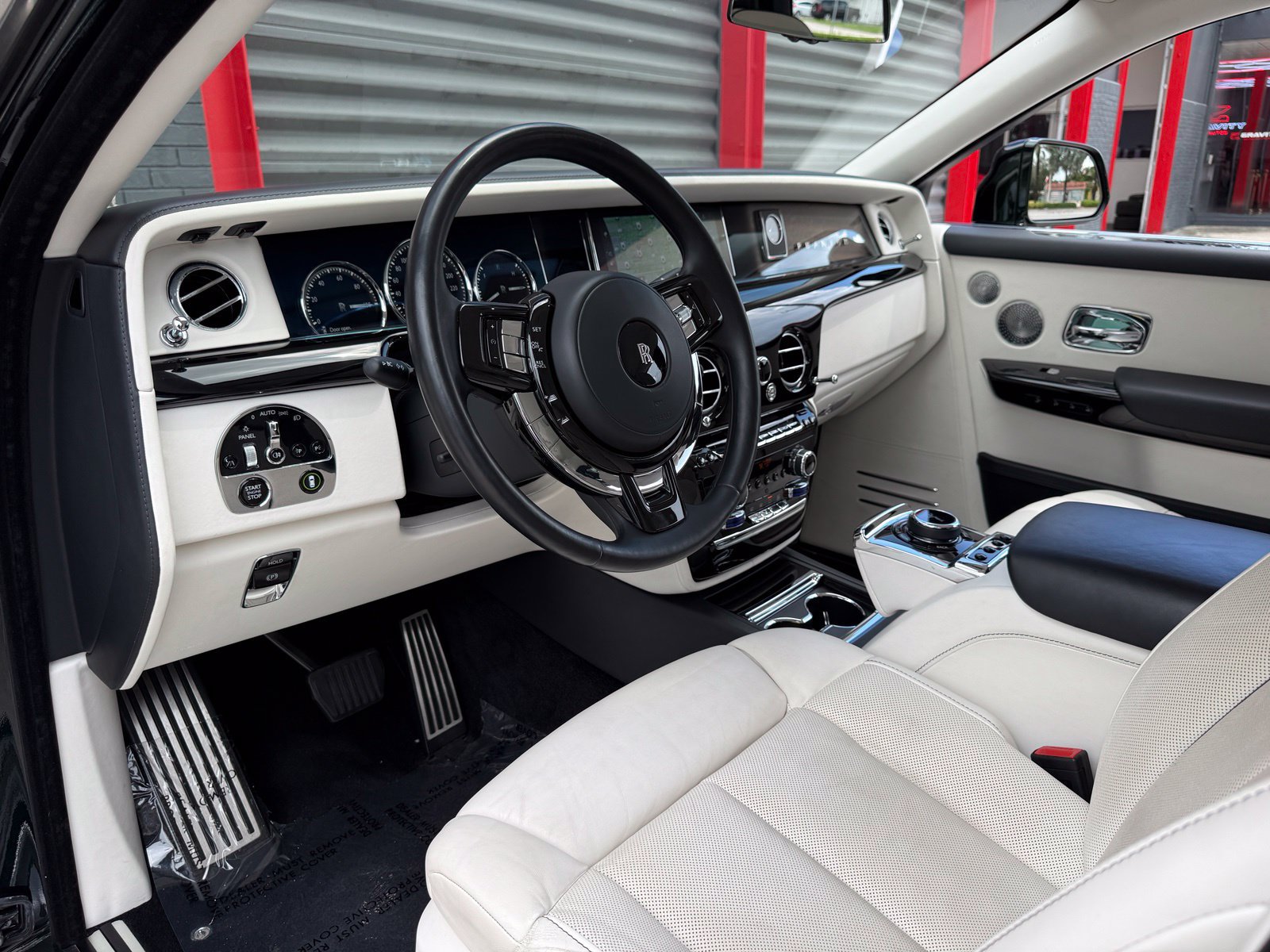 Used 2022 Rolls-Royce Phantom Sedan RWD image 27