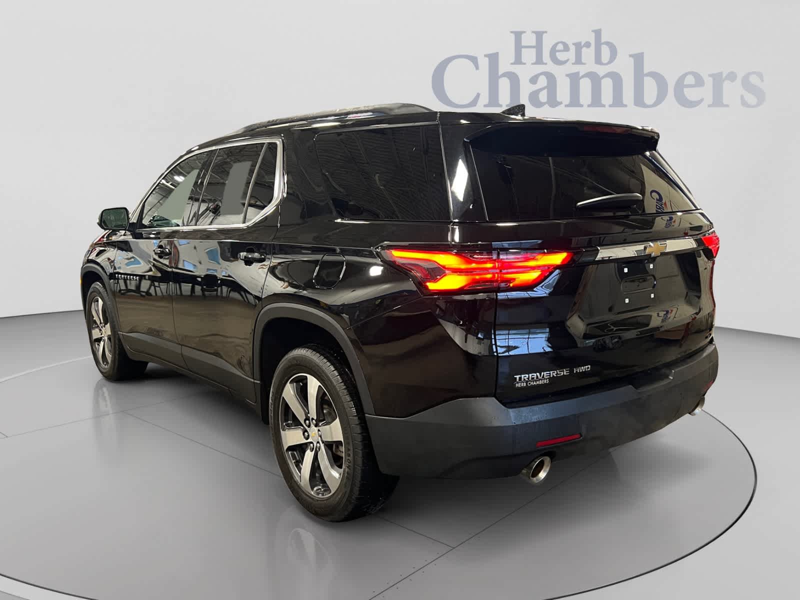 Used 2023 Chevrolet Traverse LT w/ LT Premium Package AWD/4WD image 3