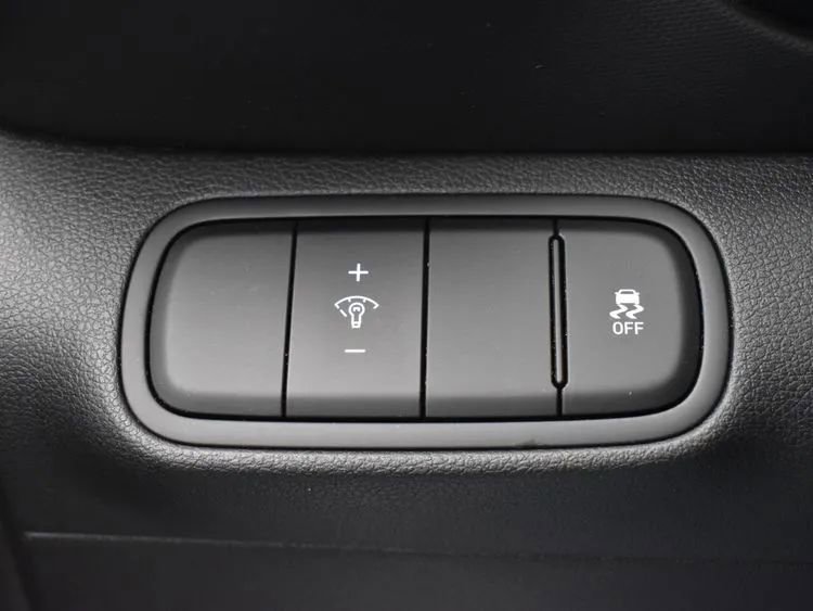 Used 2025 Hyundai Venue SEL FWD image 23