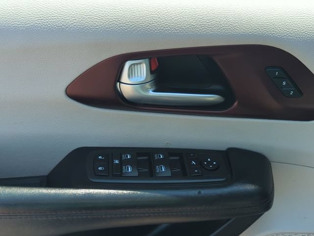 Used 2020 Chrysler Pacifica Limited w/ Tire & Wheel Group FWD image 13