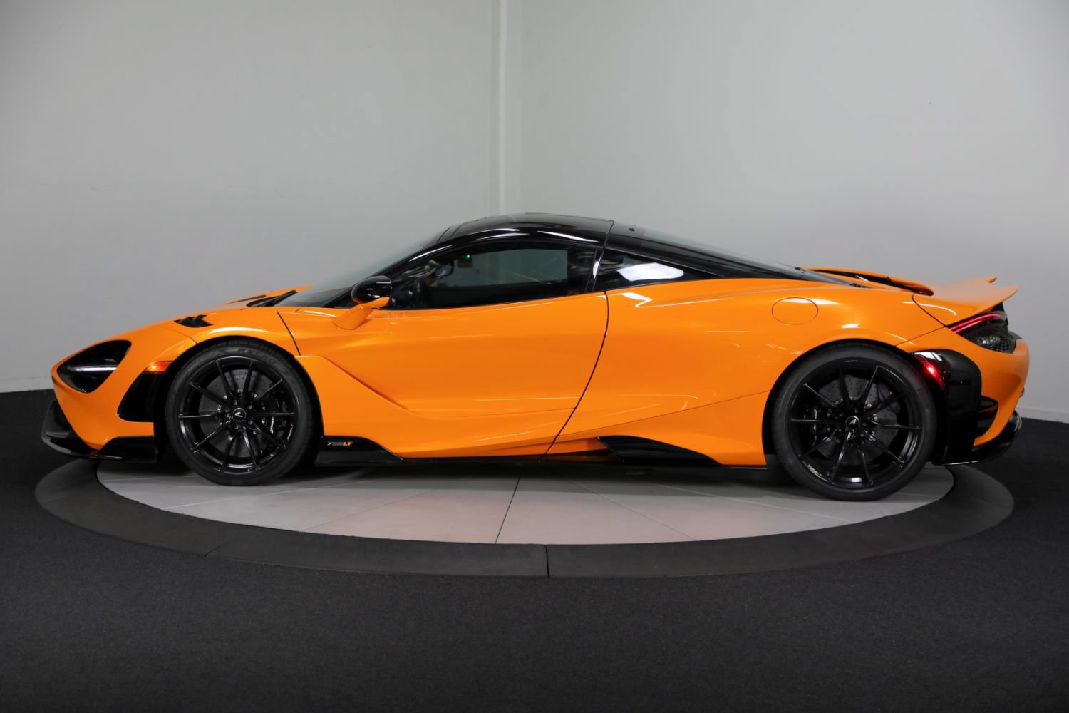 Used 2021 McLaren 765LT RWD image 8