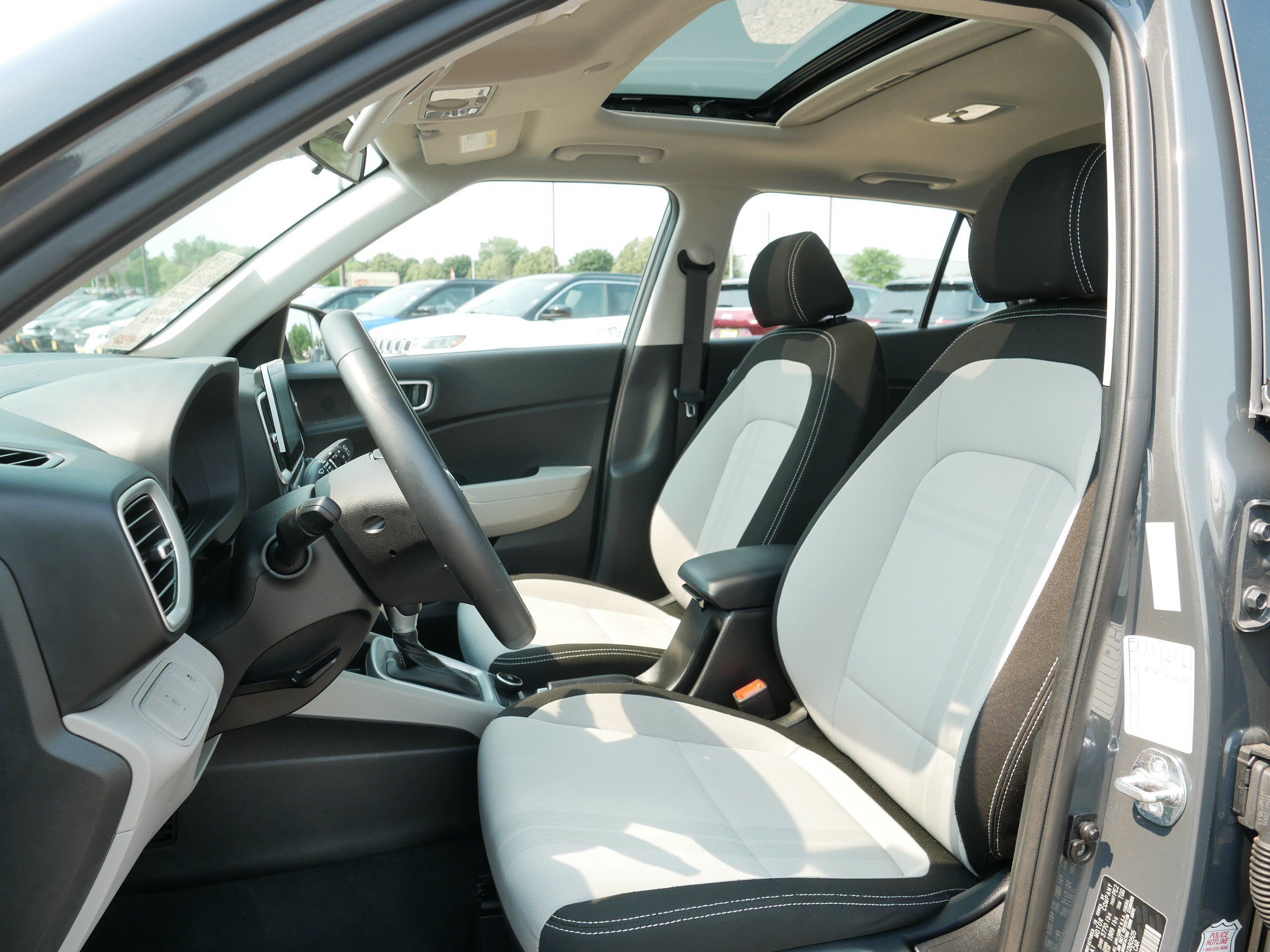 Used 2025 Hyundai Venue SEL FWD image 33