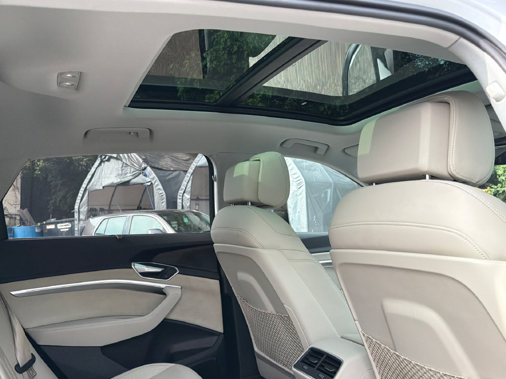 Used 2019 Audi e-tron Prestige w/ Prestige Package AWD/4WD image 14