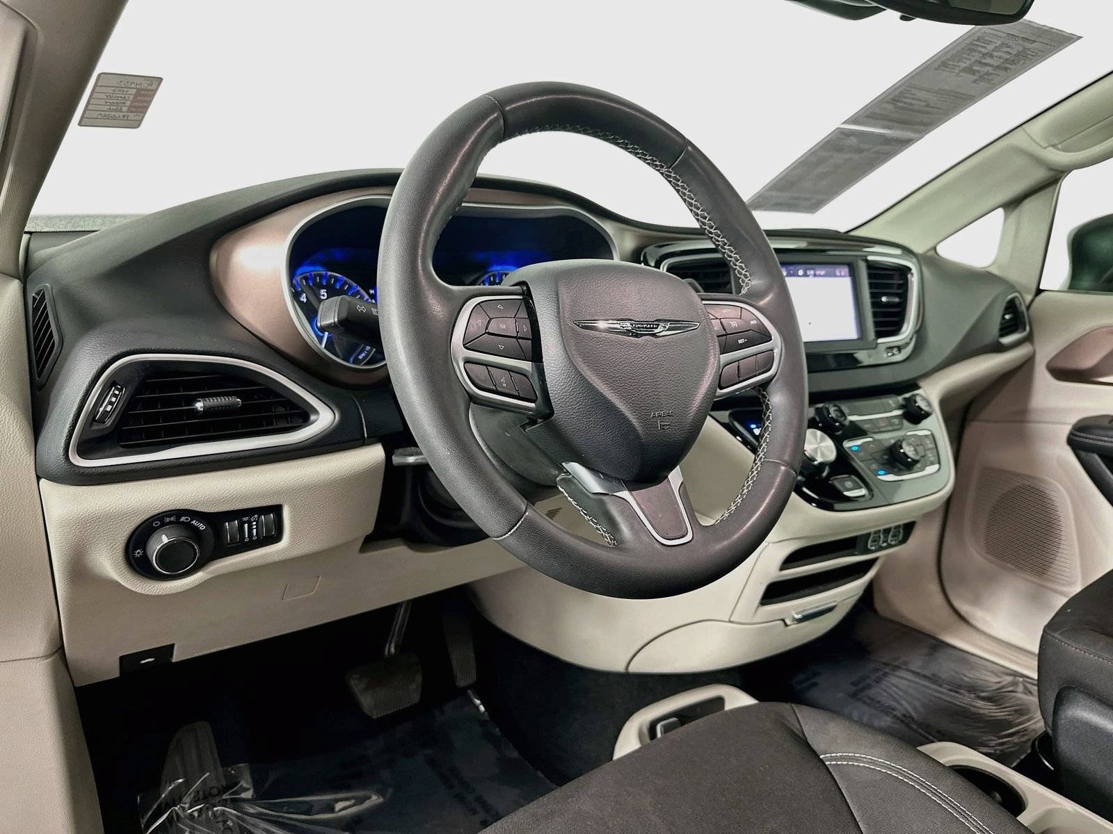 Used 2023 Chrysler Voyager LX FWD image 10