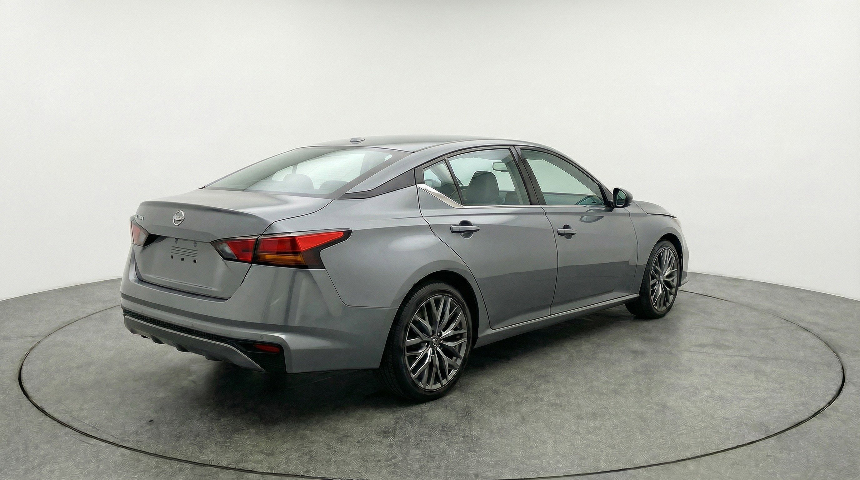 Used 2025 Nissan Altima 2.5 SV image 9